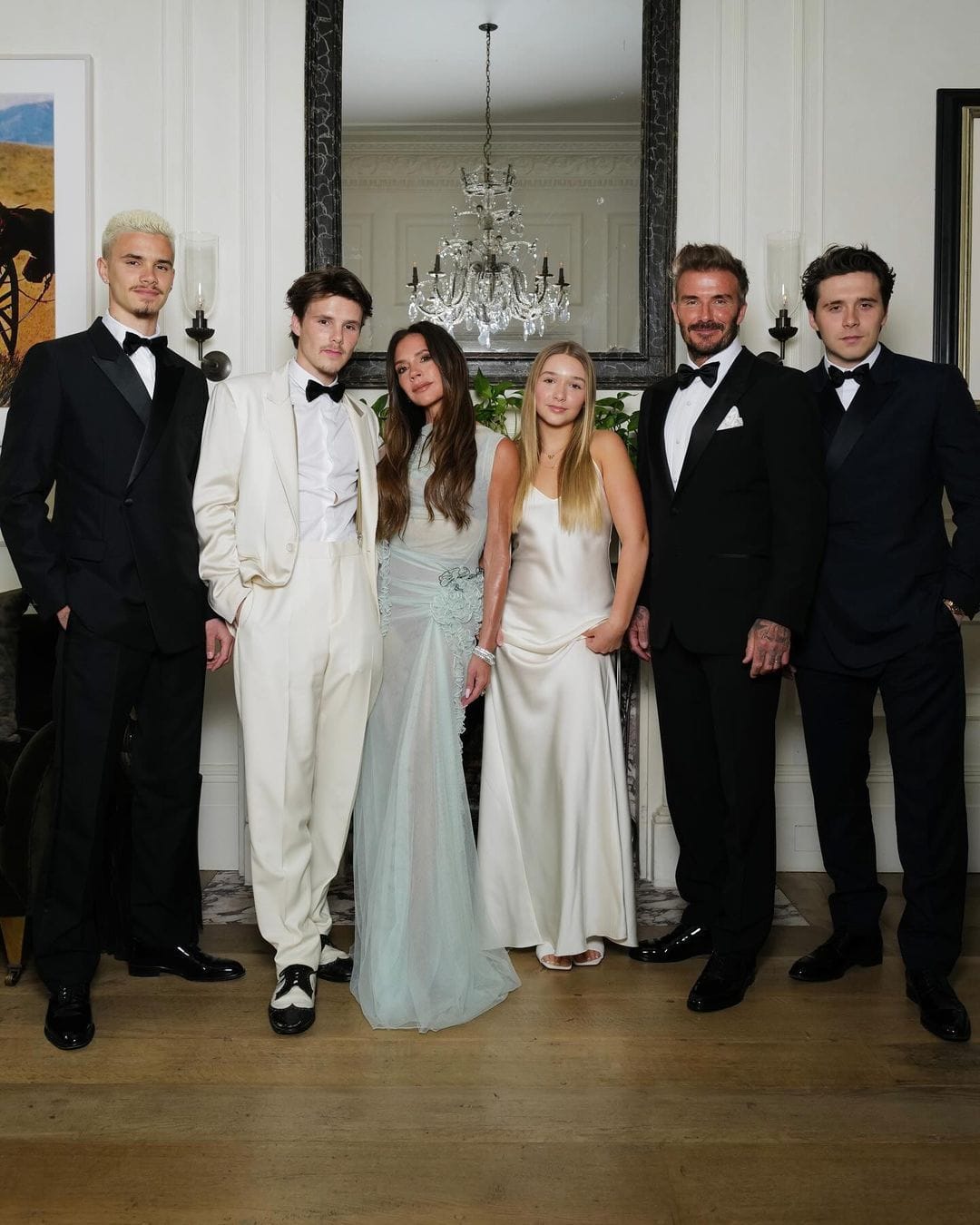 Romeo, Cruz, Victoria, Harper, David und Brooklyn Beckham posieren für ein Familienfoto.