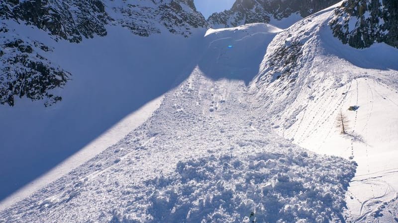 Spontane Lawinen in der Höhe können in mittleren Lagen auch nassen Altschnee mitreißen (Symbolbild).