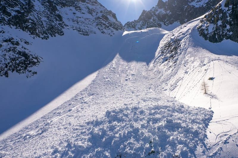 Spontane Lawinen in der Höhe können in mittleren Lagen auch nassen Altschnee mitreißen (Symbolbild).