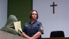 Die wegen Mordes angeklagte 20-jährige Frau sitzt vor Prozessbeginn am Landgericht München: Später gesteht sie, ihr Kind getötet zu haben.