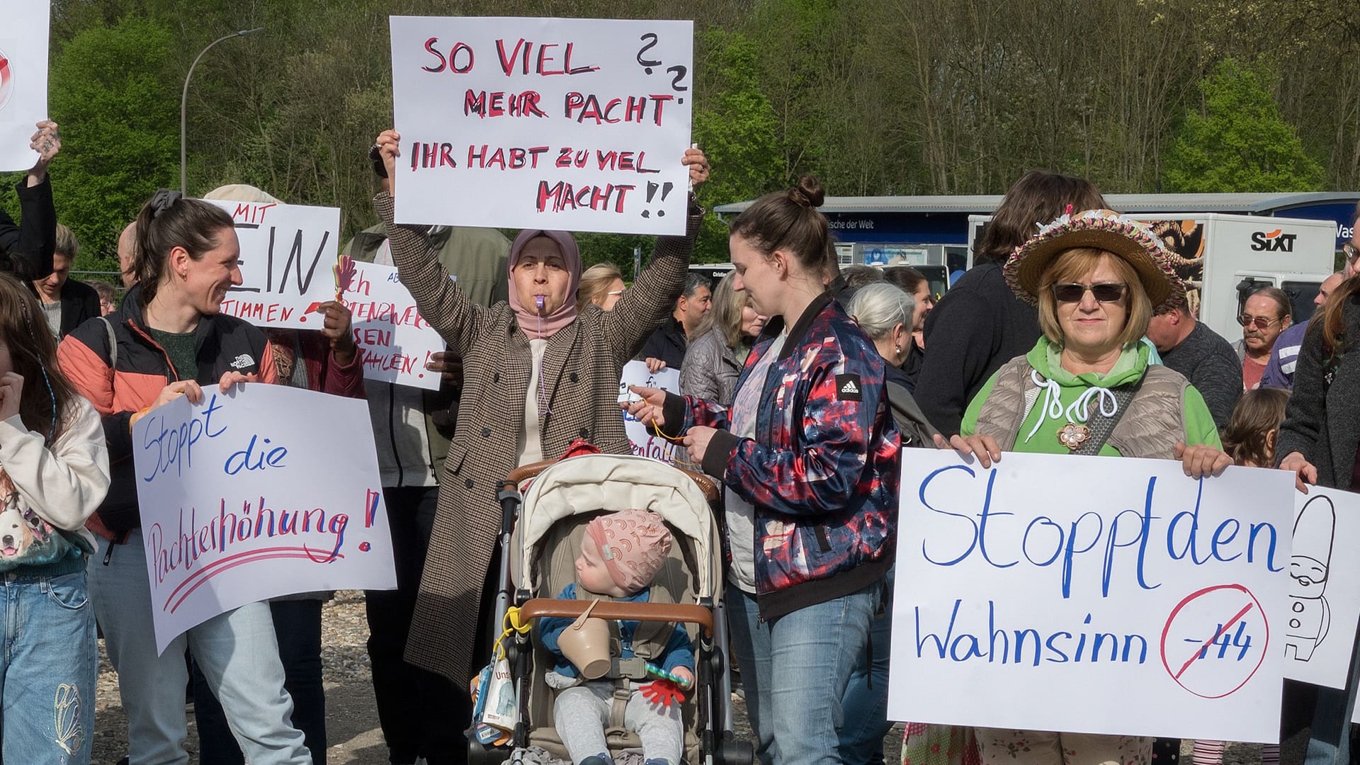 Rund 150 Kleingärtner protestierten am vergangenen Freitag gegen die Erhöhung.