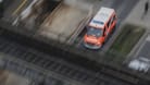 Ein Rettungswagen der Berliner Feuerwehr (Symbolfoto): Ein Berliner Polizist musste laut einem Bericht wegen der "Hot-Chip-Challenge" behandelt werden.