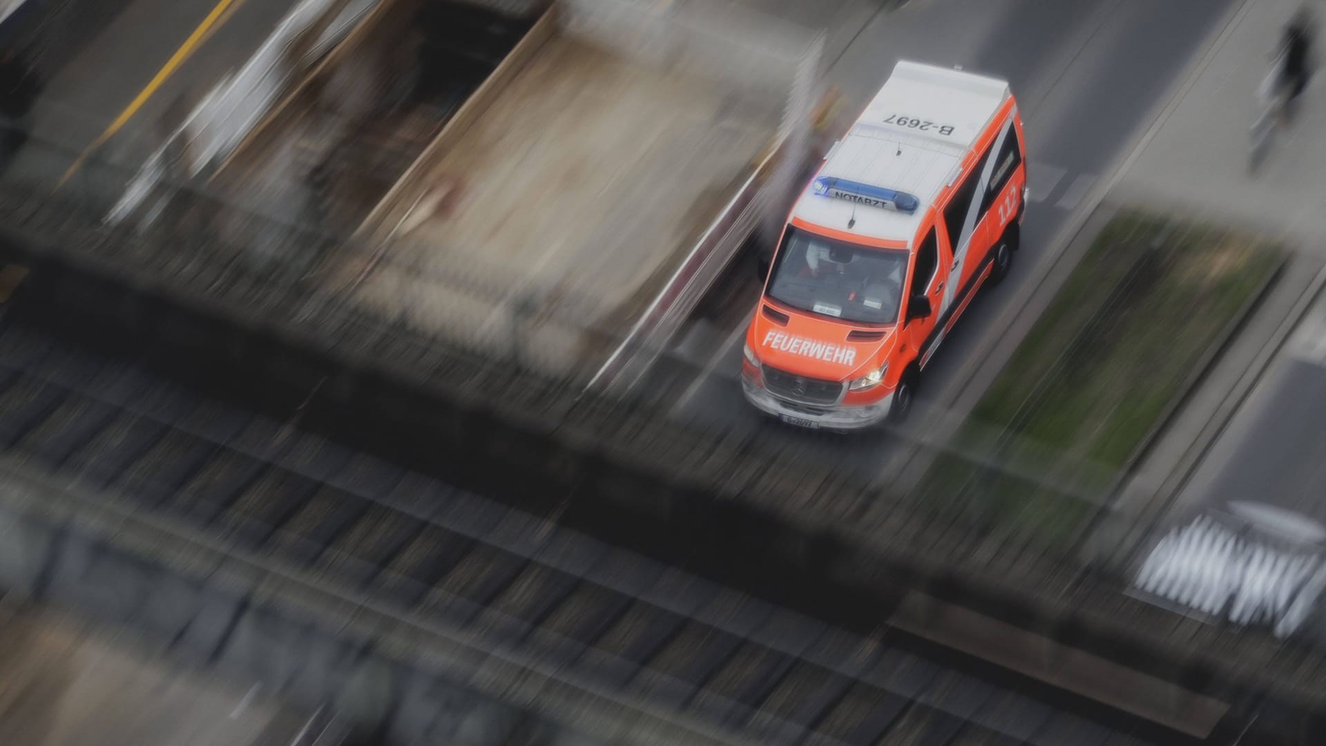 Ein Rettungswagen der Berliner Feuerwehr (Symbolfoto): Ein Berliner Polizist musste laut einem Bericht wegen der "Hot-Chip-Challenge" behandelt werden. Ein Rettungswagen der Berliner Feuerwehr (Symbolfoto): Ein Berliner Polizist musste laut einem Bericht wegen der "Hot-Chip-Challenge" behandelt werden.