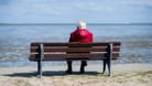 Rentner blickt aufs Meer: Je höher die Rente, desto entspannter wird für viele der Ruhestand.