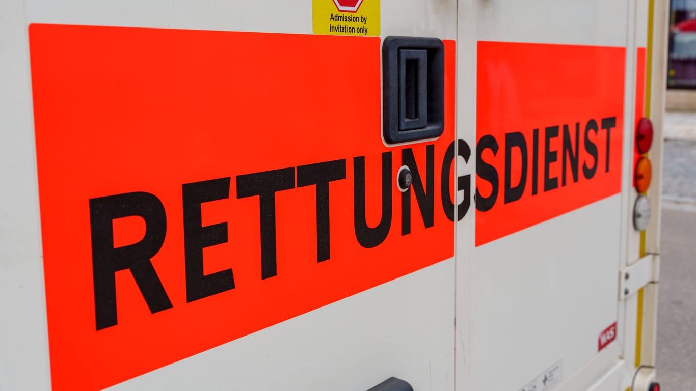 Rettungsdienst in Bayern (Archivbild): Der 16-Jährige starb nach dem Unglück.