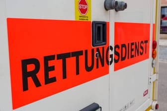 Rettungsdienst in Bayern (Archivbild): Der 16-Jährige starb nach dem Unglück.