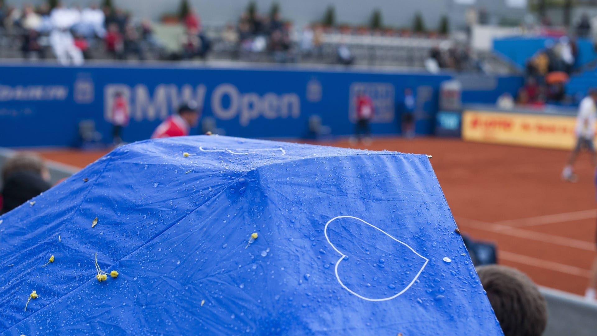 Regen bei den BMW Open (Archivbild): Der Start des Turniers wurde zunächst verschoben.