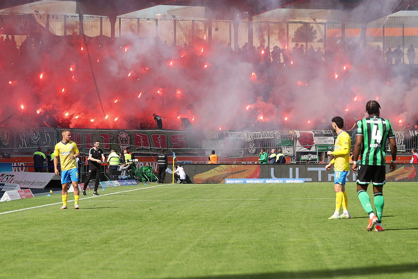 Fans zünden Bengalos im Stadion: Zwischen Hannover 96 und Eintracht Braunschweig kommt es öfter zu Krach.