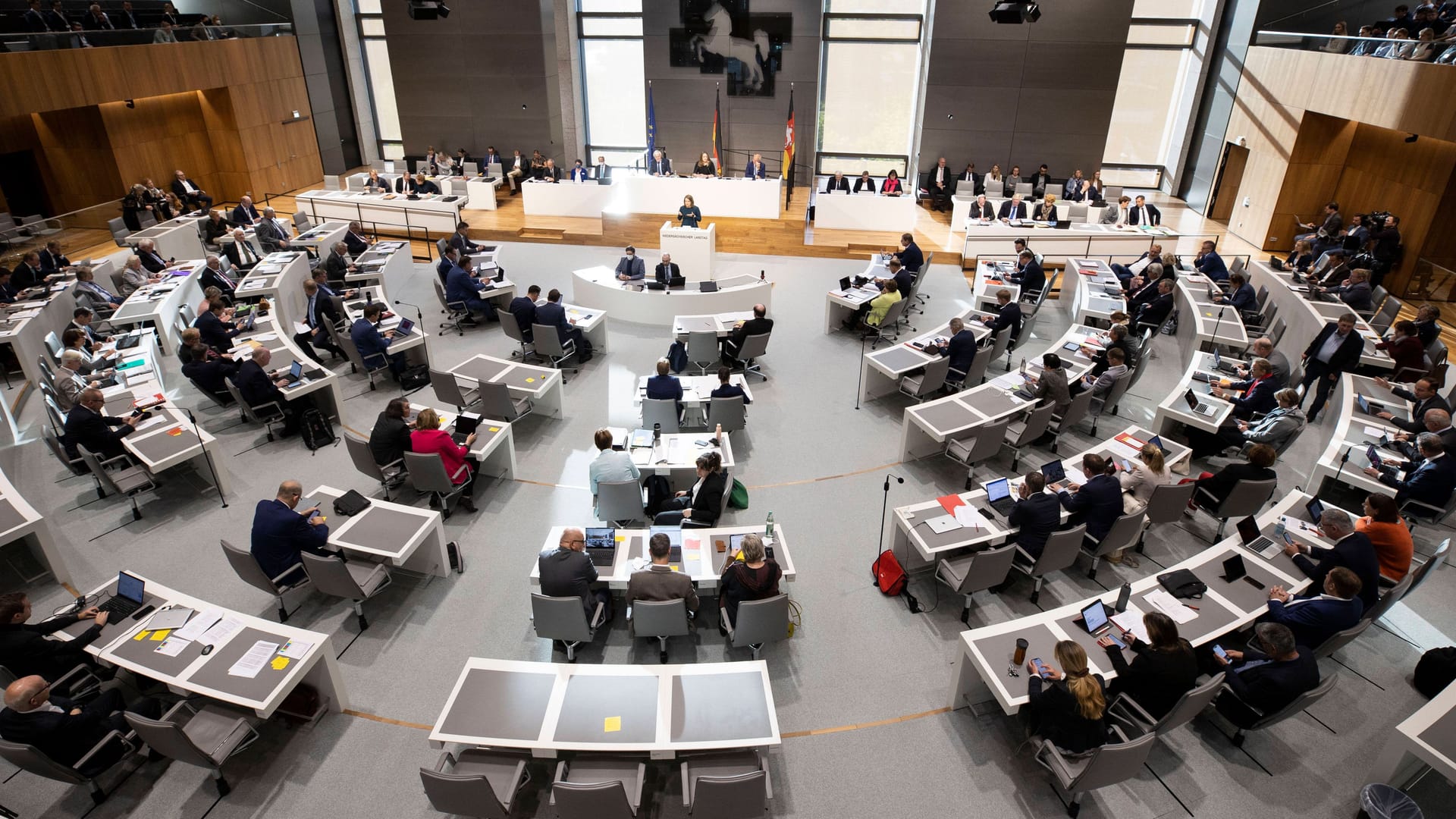 Abgeordnete sitzen im Landtag (Symbolbild): Die Bezüge der Politiker sollen ab Juli um 550 Euro im Monat steigen.