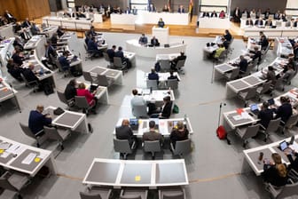 Abgeordnete sitzen im Landtag (Symbolbild): Die Bezüge der Politiker sollen ab Juli um 550 Euro im Monat steigen.