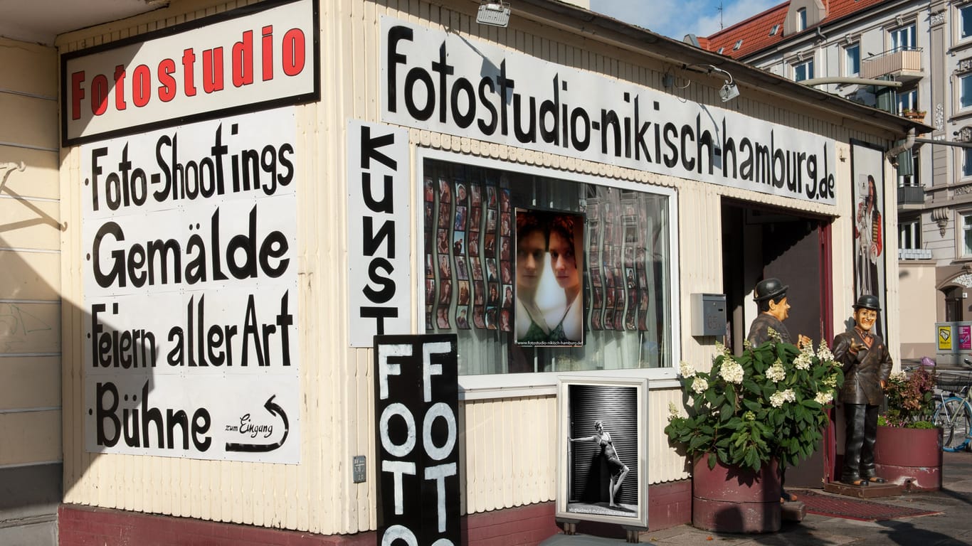 Das Fotostudio Nikisch von außen: Nur die Schilder deuten darauf hin, dass sich hier ein Tanzsalon versteckt.