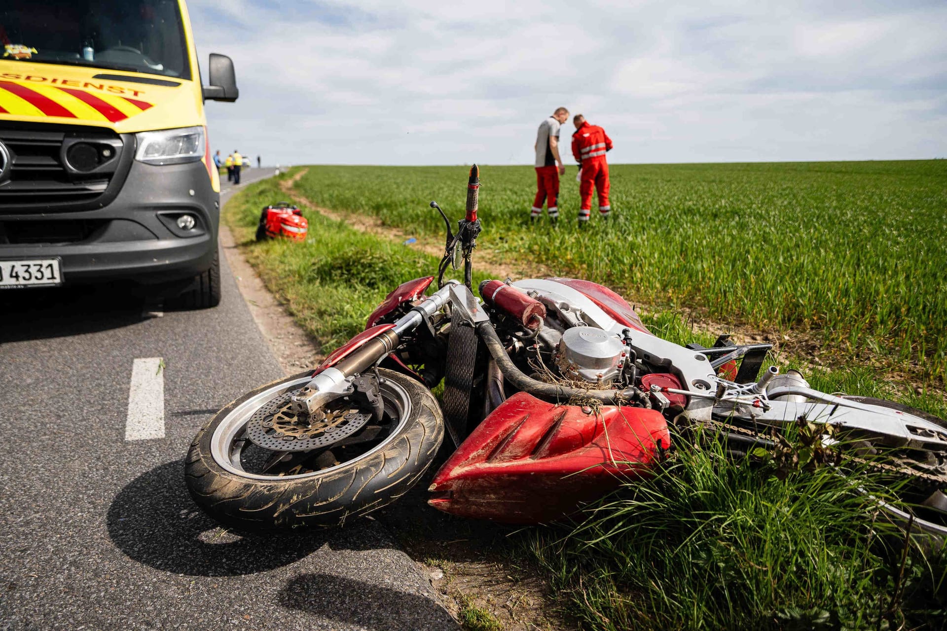 Rettungskräfte an der Unfallstelle zwischen Leppersdorf und Wachau: Der Notarzt konnte nur noch den Tod feststellen.