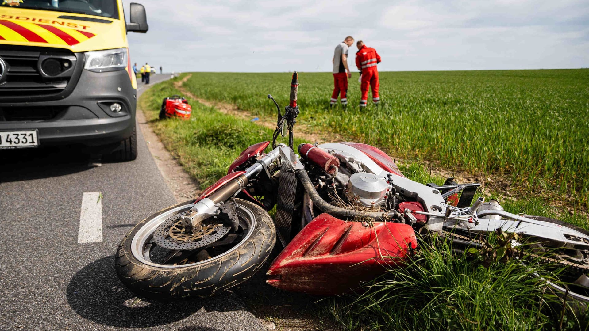 Rettungskräfte an der Unfallstelle zwischen Leppersdorf und Wachau: Der Notarzt konnte nur noch den Tod feststellen.