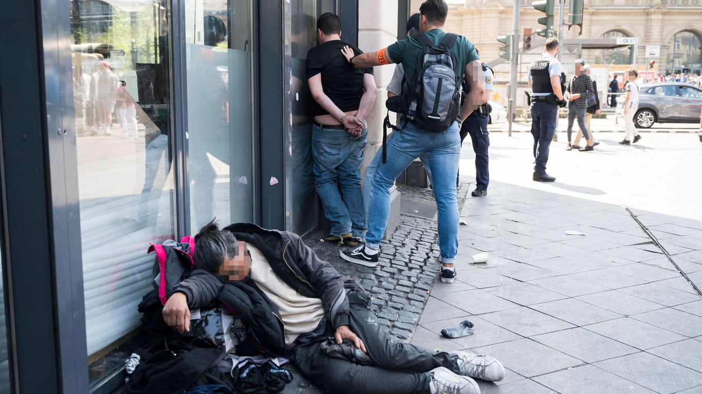 Frankfurt: Polizeieinsatz nach einer Schlägerei unter Drogenabhängigen auf der Kaiserstraße am Hauptbahnhof (Archivbild).
