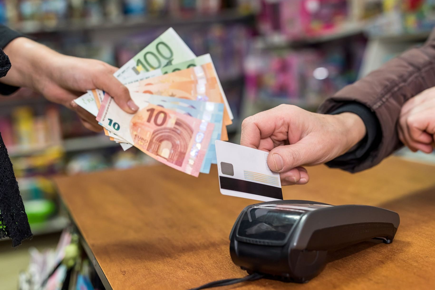 Bargeld abheben an einer Kasse im Supermarkt