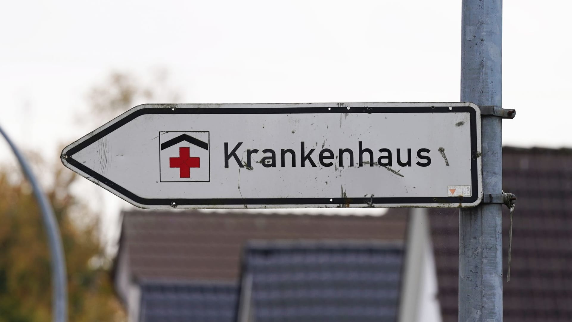 Ein Hinweisschild mit der Aufschrift "Krankenhaus": Unbefugte wollten nachts in einer teilweise leerstehenden Klinik Fotos machen.