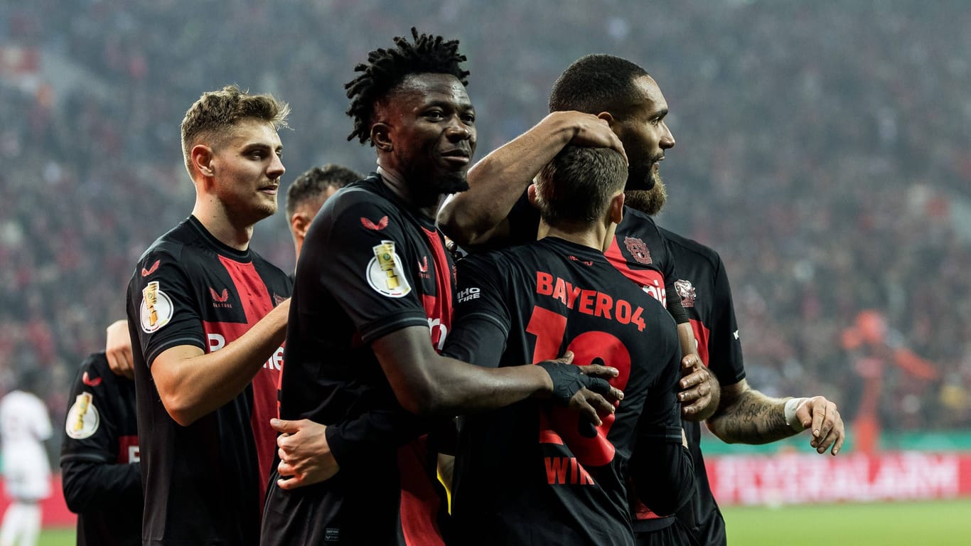 Leverkusen jubelt: Das Team steht im Pokalfinale.