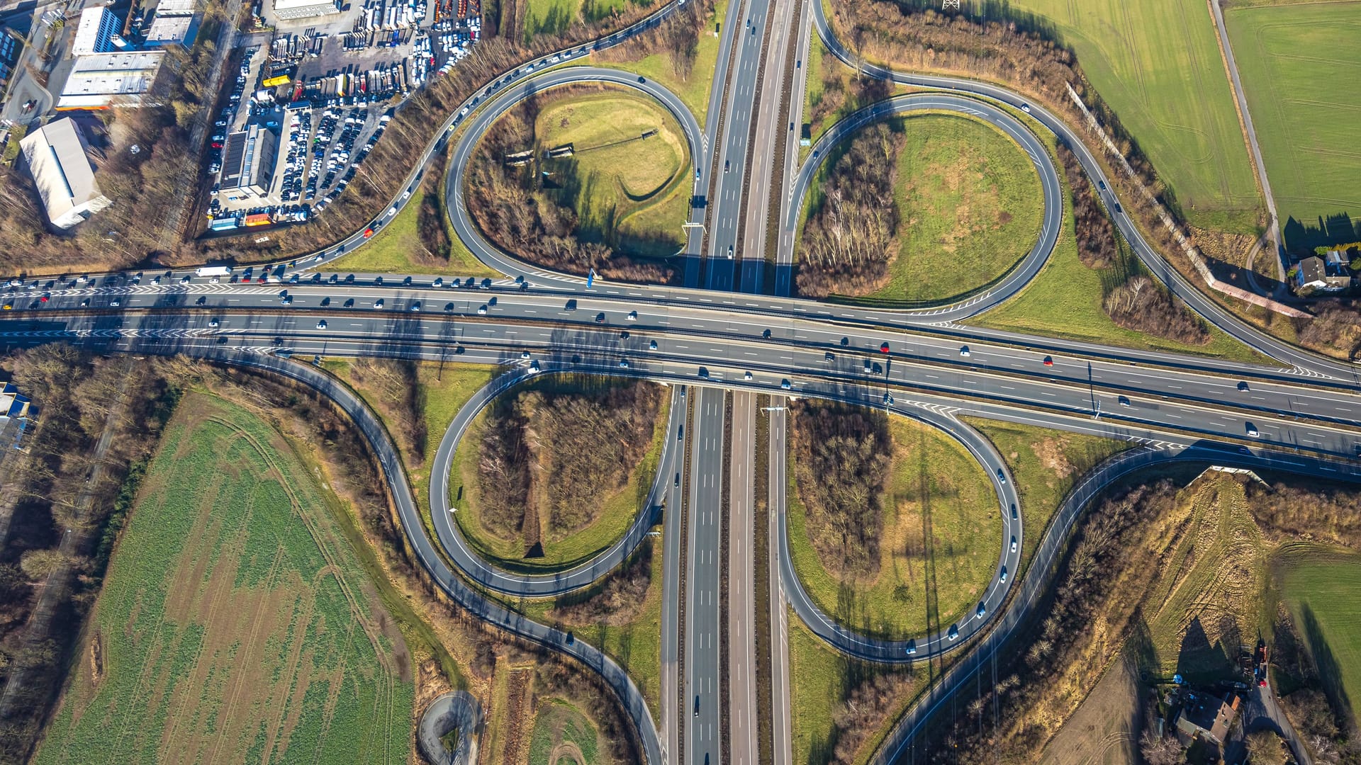 Das Autobahnkreuz Dortmund-West aus der Luft (Symbolfoto): Im Ruhrgebiet stehen in den nächsten Tagen mehrere Sperrungen an.