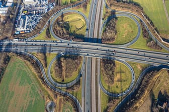 Das Autobahnkreuz Dortmund-West aus der Luft (Symbolfoto): Im Ruhrgebiet stehen in den nächsten Tagen mehrere Sperrungen an.