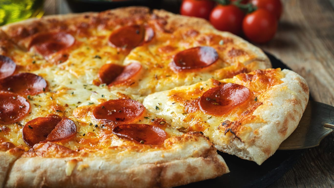 Eine Pizza wird auf einem Teller serviert (Symbolbild): Zwei Münchner Restaurant schafften es unter die besten Zehn in ganz Bayern.