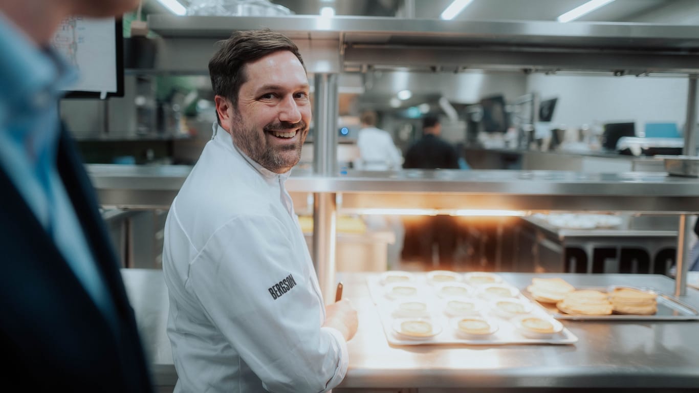 Chefkoch Christopher Engel leitet das Küchenteam im Restaurant "Zeitlang".