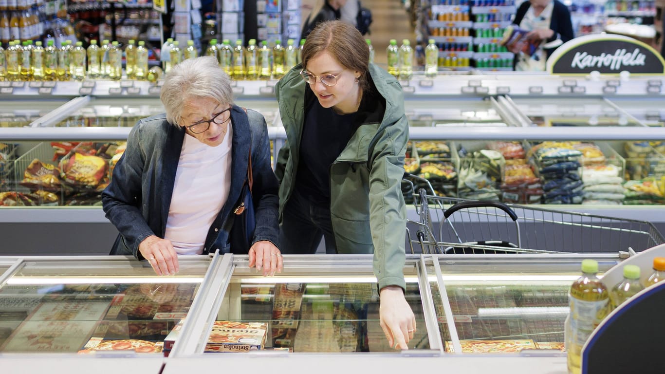 Einkaufen in einem Supermarkt: Viele Konsumenten setzen auf Produkte, die sie kennen.