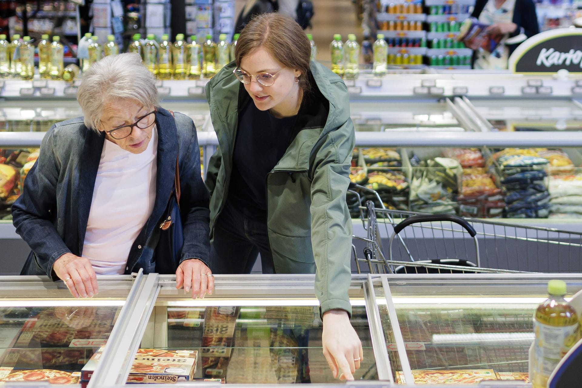 Einkaufen in einem Supermarkt: Viele Konsumenten setzen auf Produkte, die sie kennen.