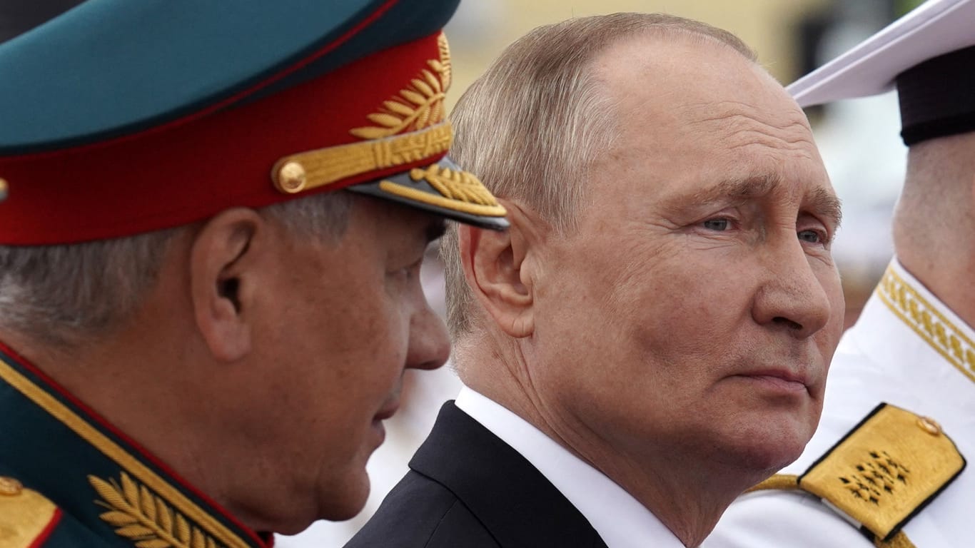 Kremlchef Putin (r.) und sein Verteidigungsminister Schoigu (l.): Die russische Führung bereitet sich auf einen möglichen Krieg mit der Nato vor.