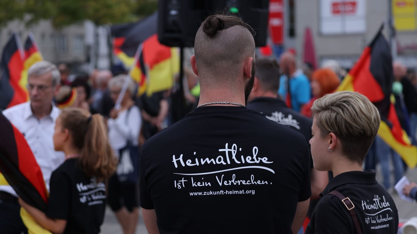 Teilnehmer einer rechtsextremen Demonstration in Cottbus (Symbolbild): Der Betreiber der Neonazi-Plattform "Altermedia" steht vor Gericht.