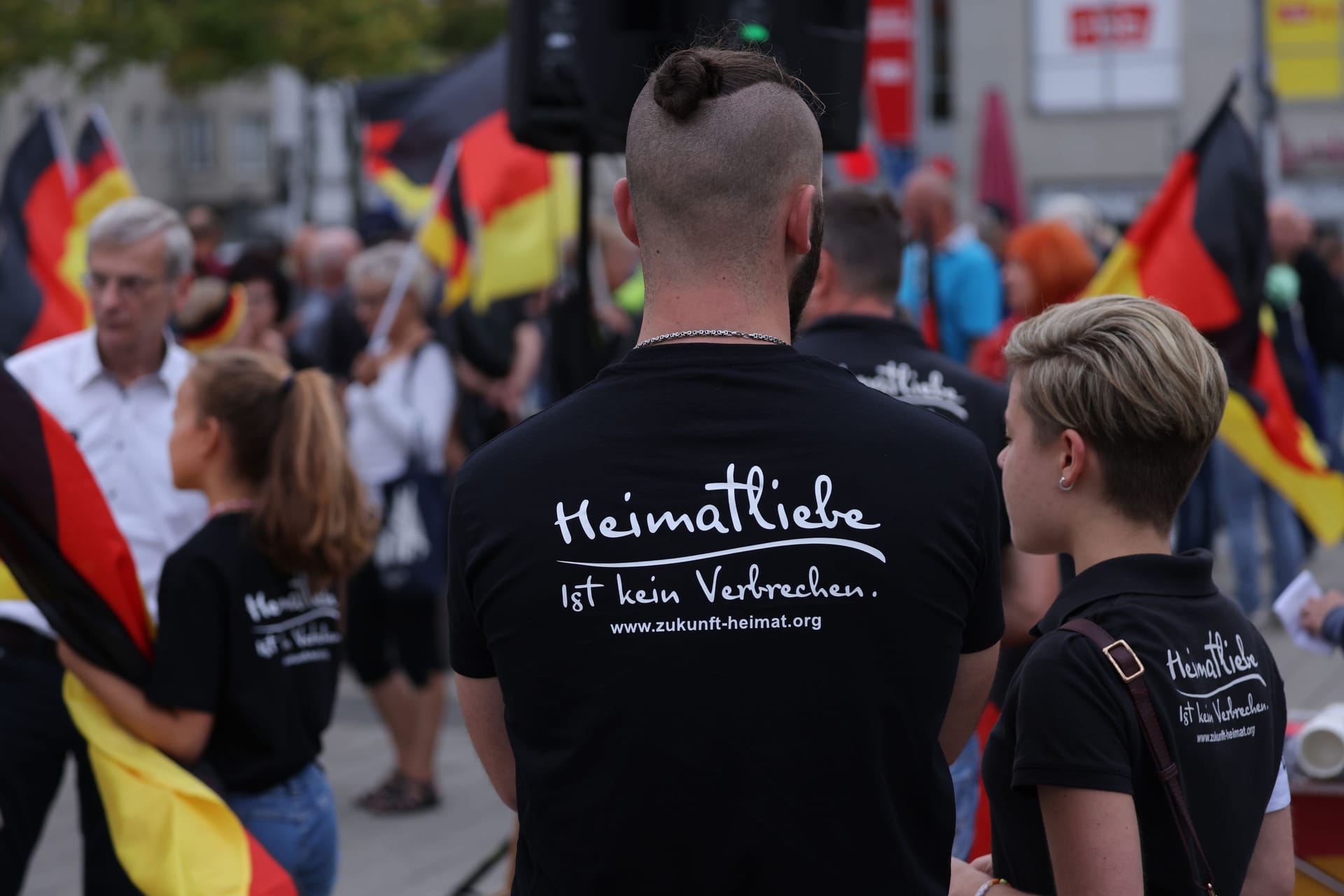 Teilnehmer einer rechtsextremen Demonstration in Cottbus (Symbolbild): Der Betreiber der Neonazi-Plattform "Altermedia" steht vor Gericht.