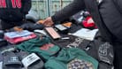 Bekleidungsstücke verschiedener Marken an einem Flohmarkt-Stand in Hamburg-Harburg: Gegen den Betreiber wurde ein Strafverfahren eingeleitet.