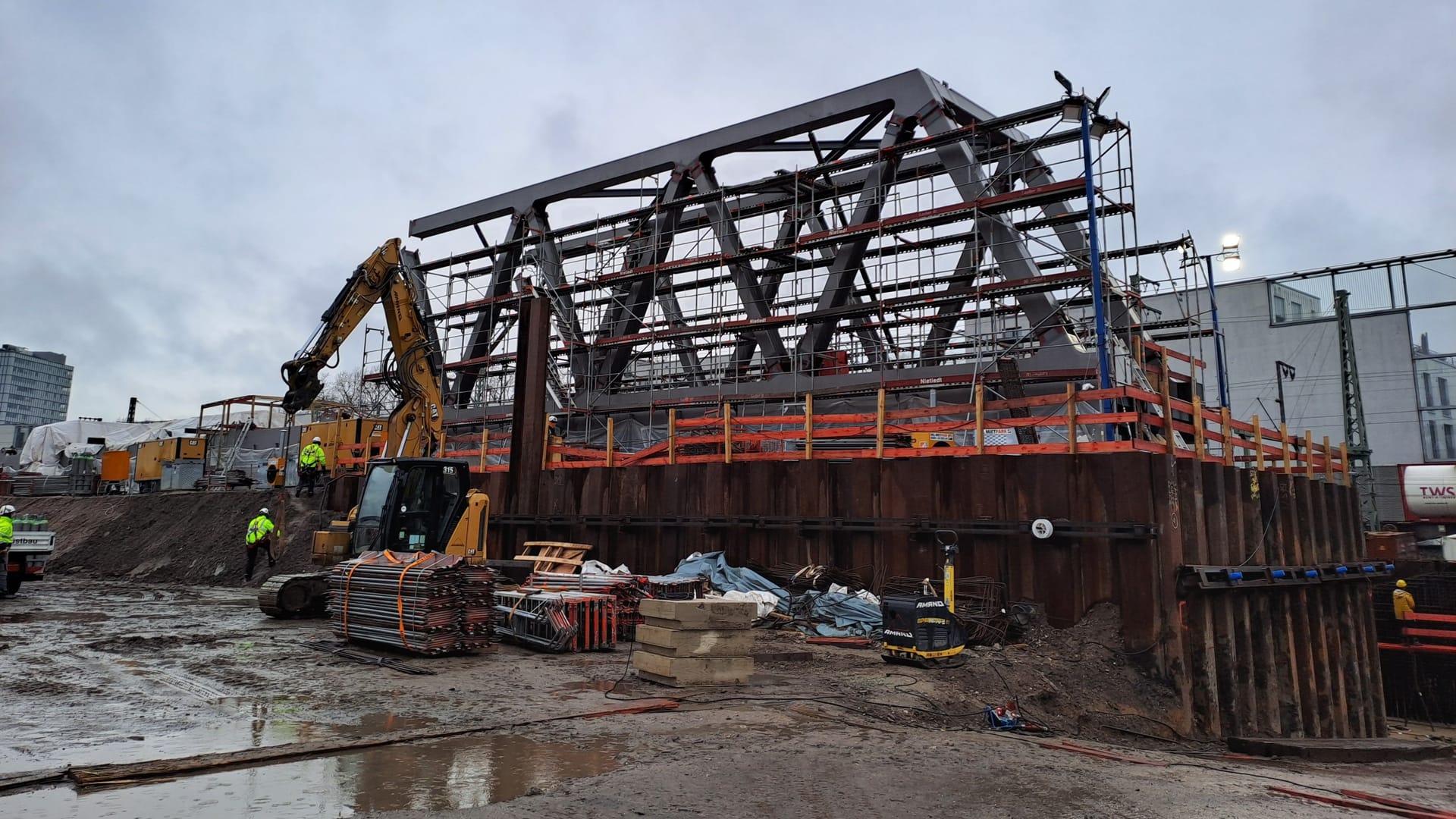 Arbeiten an der Brücke am Eifelwall: In der kommenden Woche wird hier der Bahnverkehr gesperrt.