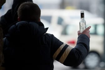 Ein Mann gestikuliert mit einer Flasche in der Hand (Archivbild): Der Hamburger Senat will Alkoholkonsum am Hauptbahnhof verbieten.