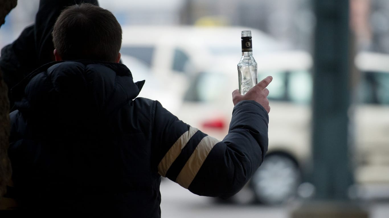 Ein Mann gestikuliert mit einer Flasche in der Hand (Archivbild): Der Hamburger Senat will Alkoholkonsum am Hauptbahnhof verbieten.