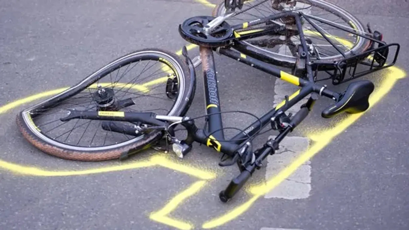 Ein Fahrrad nach einem Unfall (Symbolbild): Die Frau verstarb noch an der Unfallstelle
