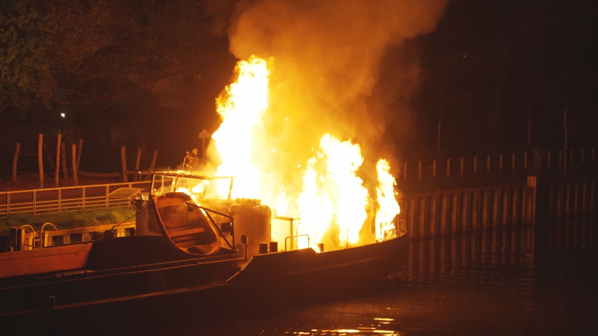 Brand eines Frachtschiffes in Wilhelmstadt: Beladen war das Schiff offenbar nicht. Brand eines Frachtschiffes in Wilhelmstadt: Beladen war das Schiff offenbar nicht.