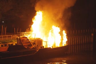 Brand eines Frachtschiffes in Wilhelmstadt: Beladen war das Schiff offenbar nicht.