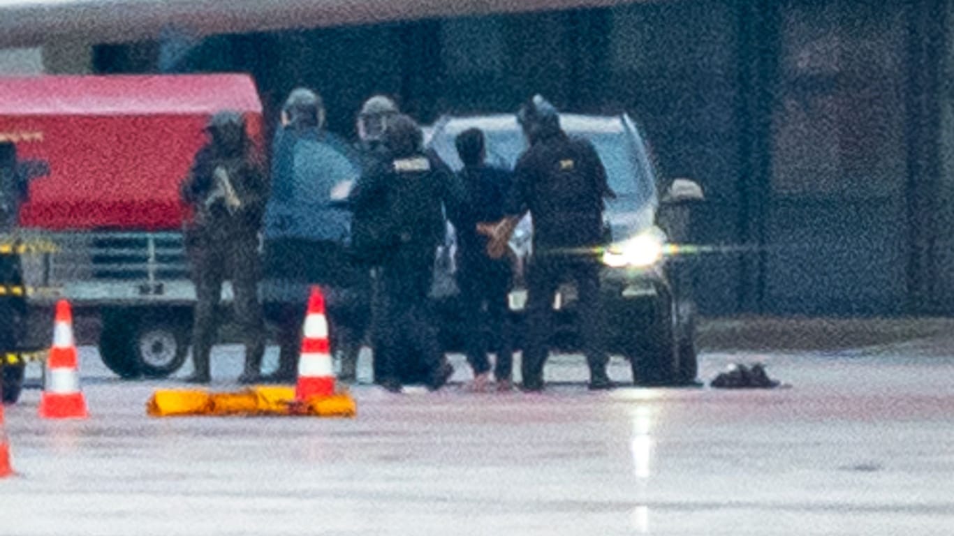 Der Vater wird auf dem Flughafen von der Polizei weggeführt (Archivbild): Der bewaffnete Mann war mit seinem Auto und seinem vierjährigen Kind auf das Vorfeld des Airports gerast.