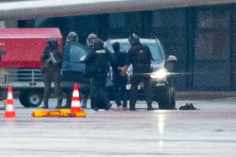 Der Vater wird auf dem Flughafen von der Polizei weggeführt (Archivbild): Der bewaffnete Mann war mit seinem Auto und seinem vierjährigen Kind auf das Vorfeld des Airports gerast.