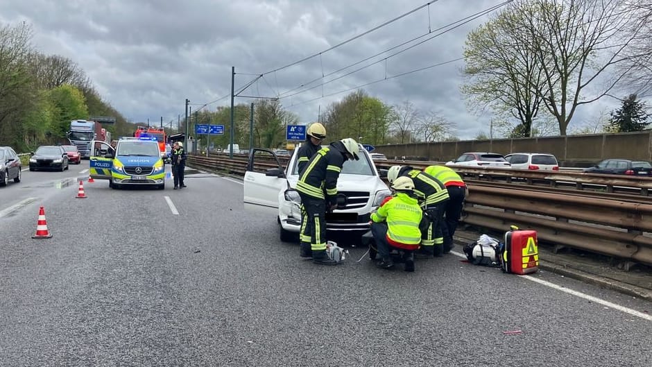 Auffahrunfall in Richtung Essen: Die Bergungsarbeiten führten zu Verkehrsbehinderungen auf der Autobahn. Auffahrunfall in Richtung Essen: Die Bergungsarbeiten führten zu Verkehrsbehinderungen auf der Autobahn.