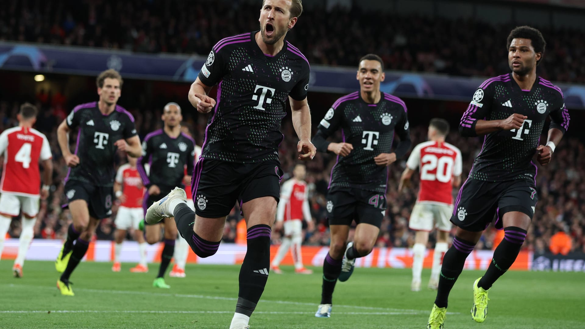 Der FC Bayern erkämpft sich im Viertelfinalhinspiel der Champions League ein 2:2 beim FC Arsenal. Die Münchner drehen dabei einen Rückstand, verspielen danach aber auch ihre Führung. Einige Bayern-Stars können in London überzeugen, einer entpuppt sich aber als Schwachstelle und kassiert deshalb Note fünf. Die Einzelkritik.