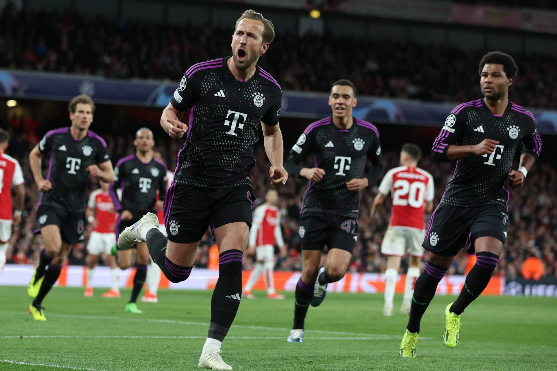 Der FC Bayern erkämpft sich im Viertelfinalhinspiel der Champions League ein 2:2 beim FC Arsenal. Die Münchner drehen dabei einen Rückstand, verspielen danach aber auch ihre Führung. Einige Bayern-Stars können in London überzeugen, einer entpuppt sich aber als Schwachstelle und kassiert deshalb Note fünf. Die Einzelkritik.