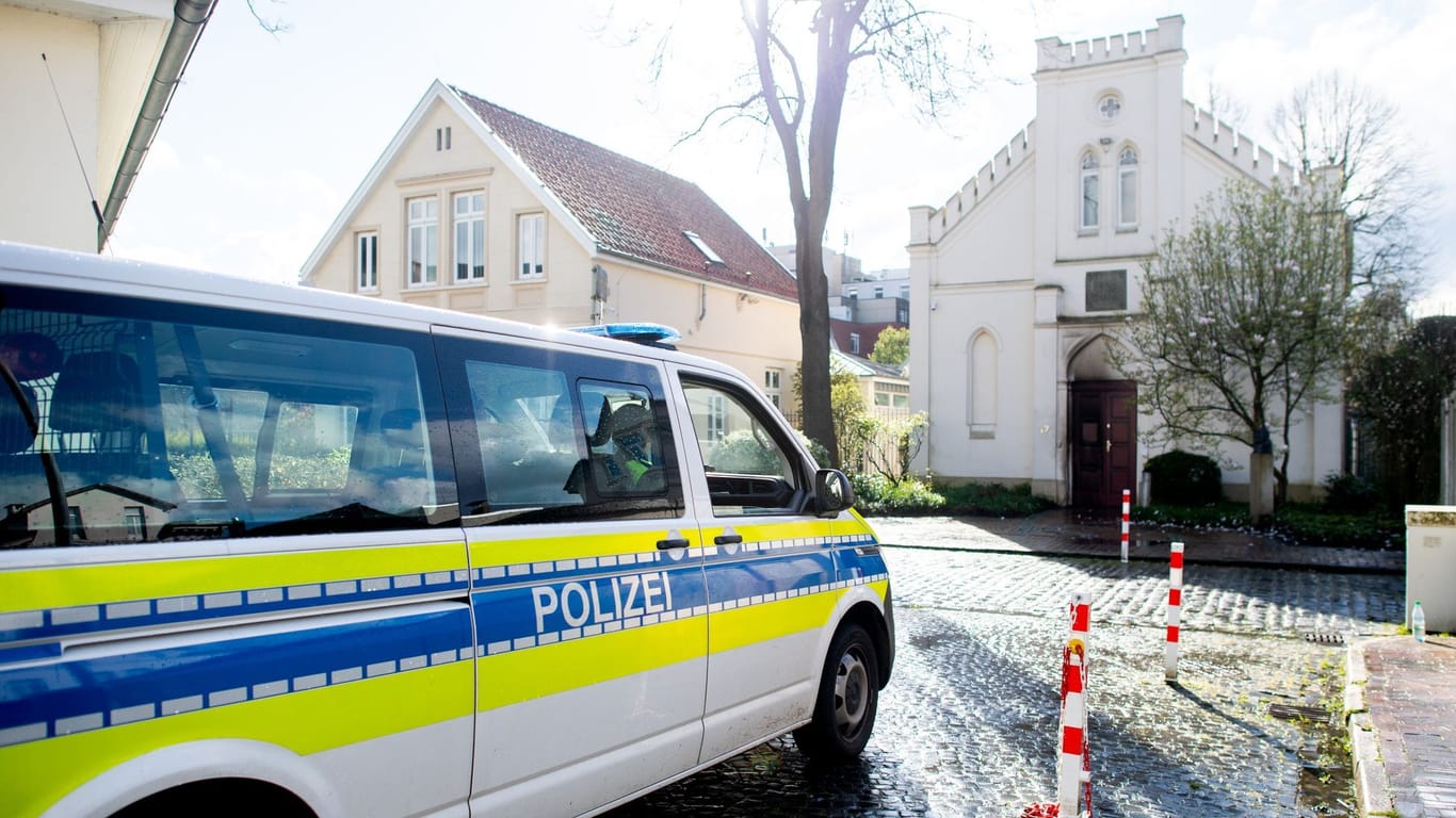 Niedersachsen, Oldenburg: Ein Polizeifahrzeug steht vor der Synagoge, auf die ein Brandsatz geworfen wurde.