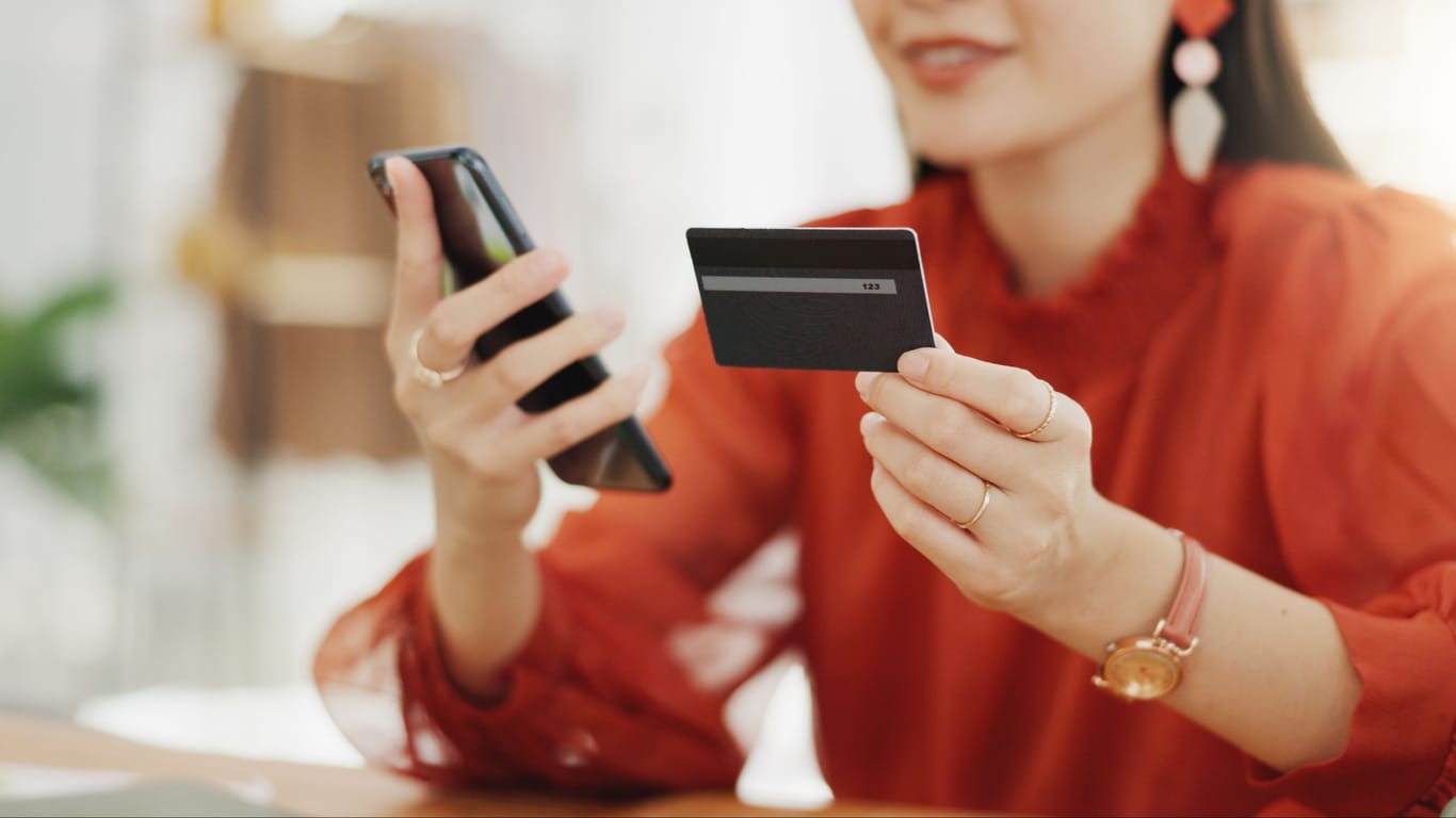Frau bezahlt ihren Online-Einkauf mit einer Kreditkarte