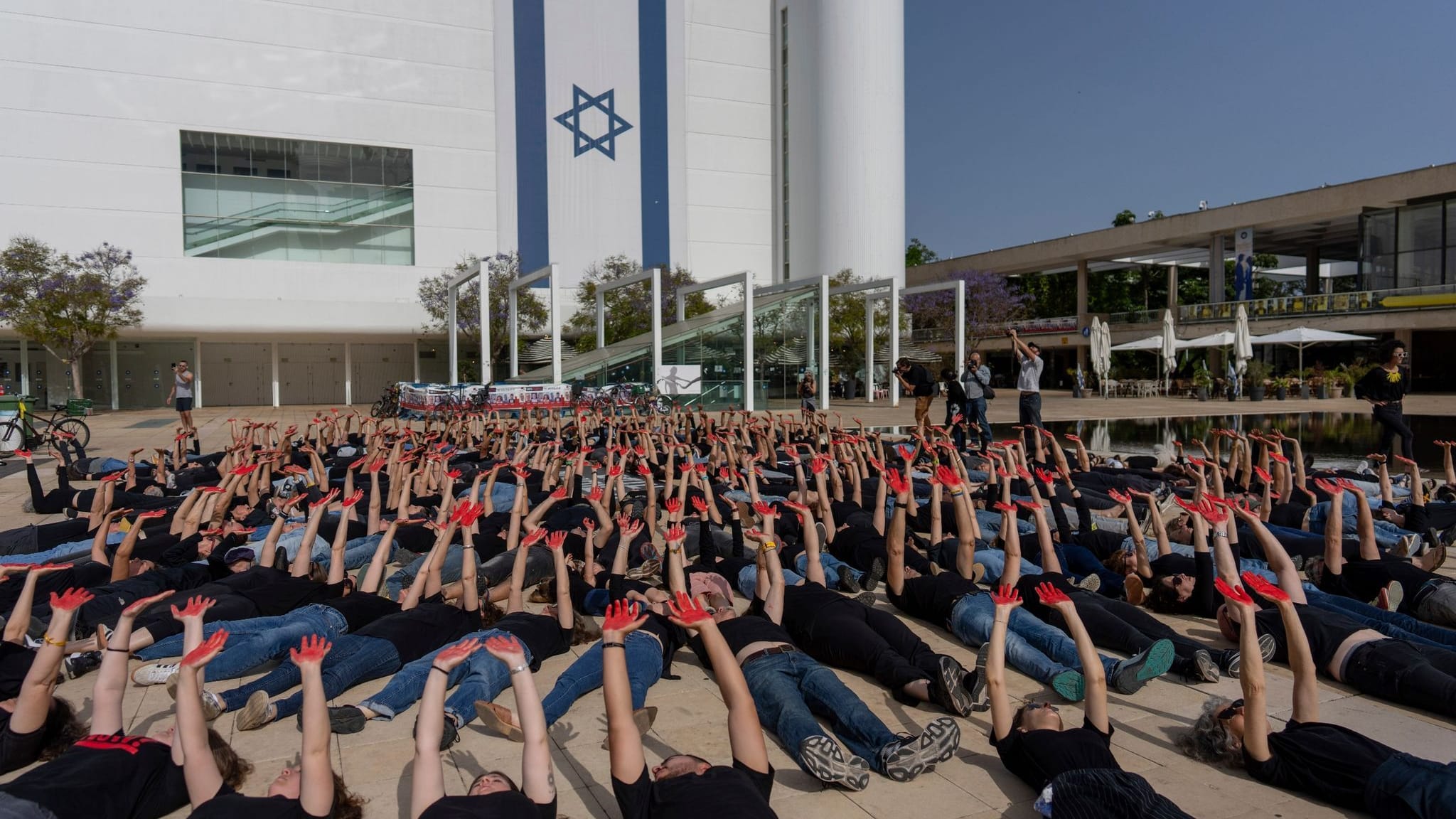 Familien von Geiseln protestieren in Tel Aviv