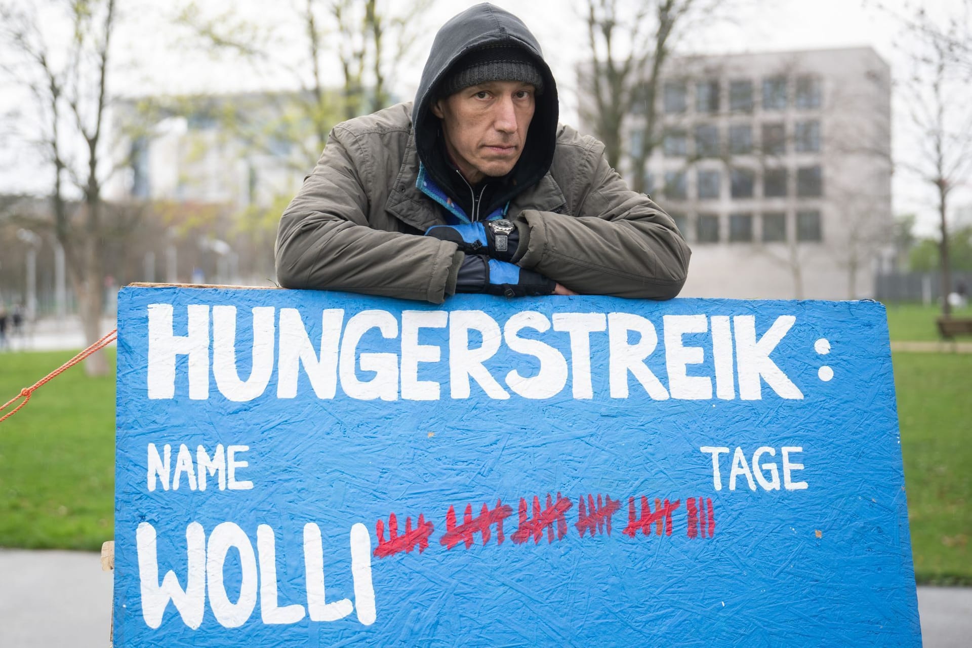 Der Aktivist Wolfgang Metzeler hungert in der Nähe des Kanzleramts.