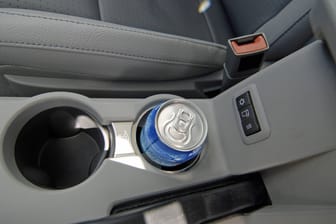 Hort von Schimmelsporen: Getränkehalter sind in vielen Autos als Vertiefungen in der Mittelkonsole angelegt und haben an ihrem Boden gummierte Matten mit vielen Vertiefungen.