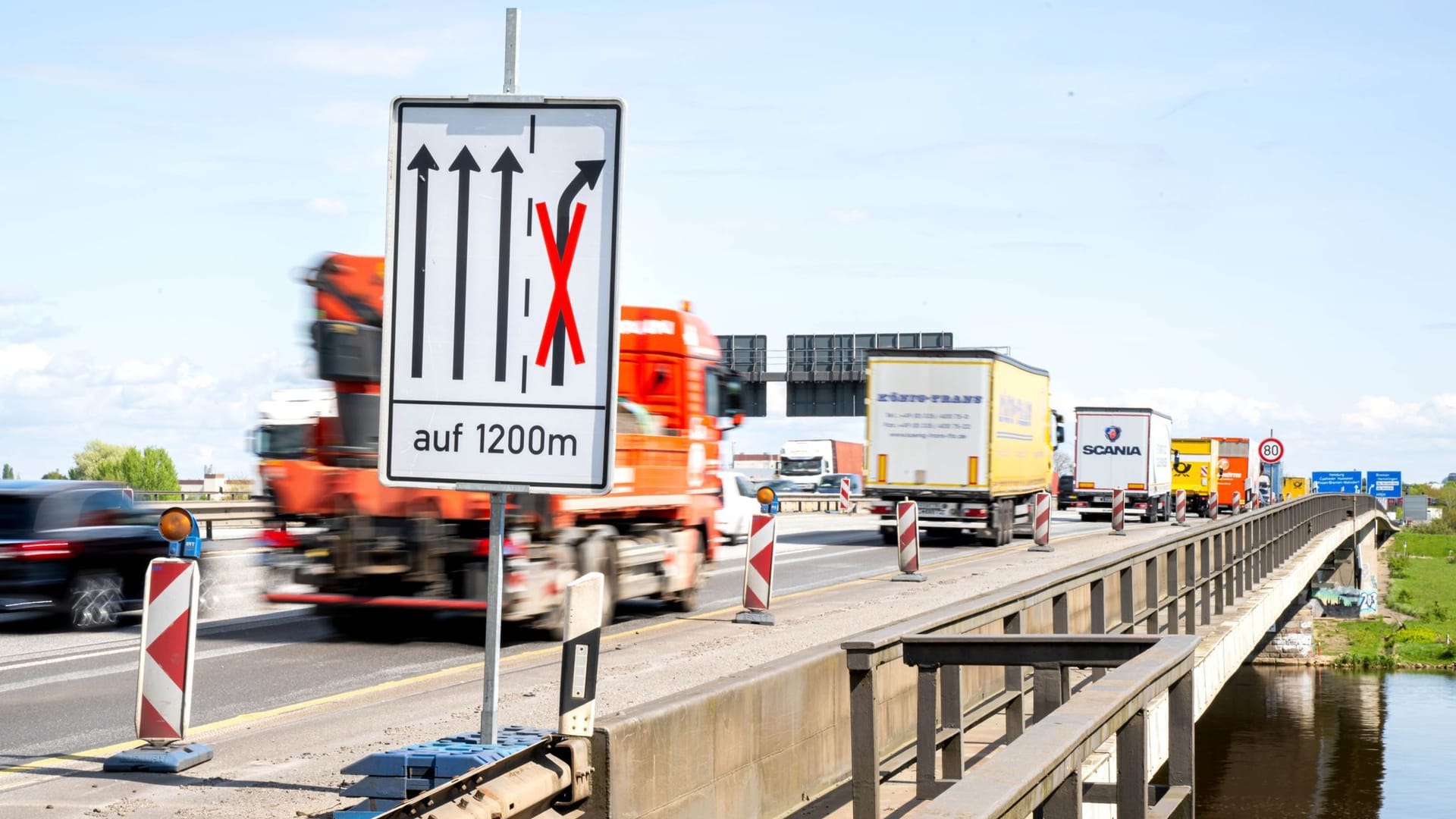 Die Weserbrücke im Verlauf der A1 zwischen den Anschlussstellen Hemelingen und Arsten nahe Bremen. Die Brücke ist sanierungsbedürftig und wird bis 2029 auf Stand gebracht.