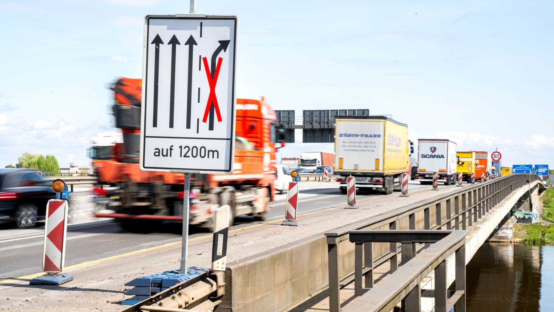 Die Weserbrücke im Verlauf der A1 zwischen den Anschlussstellen Hemelingen und Arsten nahe Bremen. Die Brücke ist sanierungsbedürftig und wird bis 2029 auf Stand gebracht.