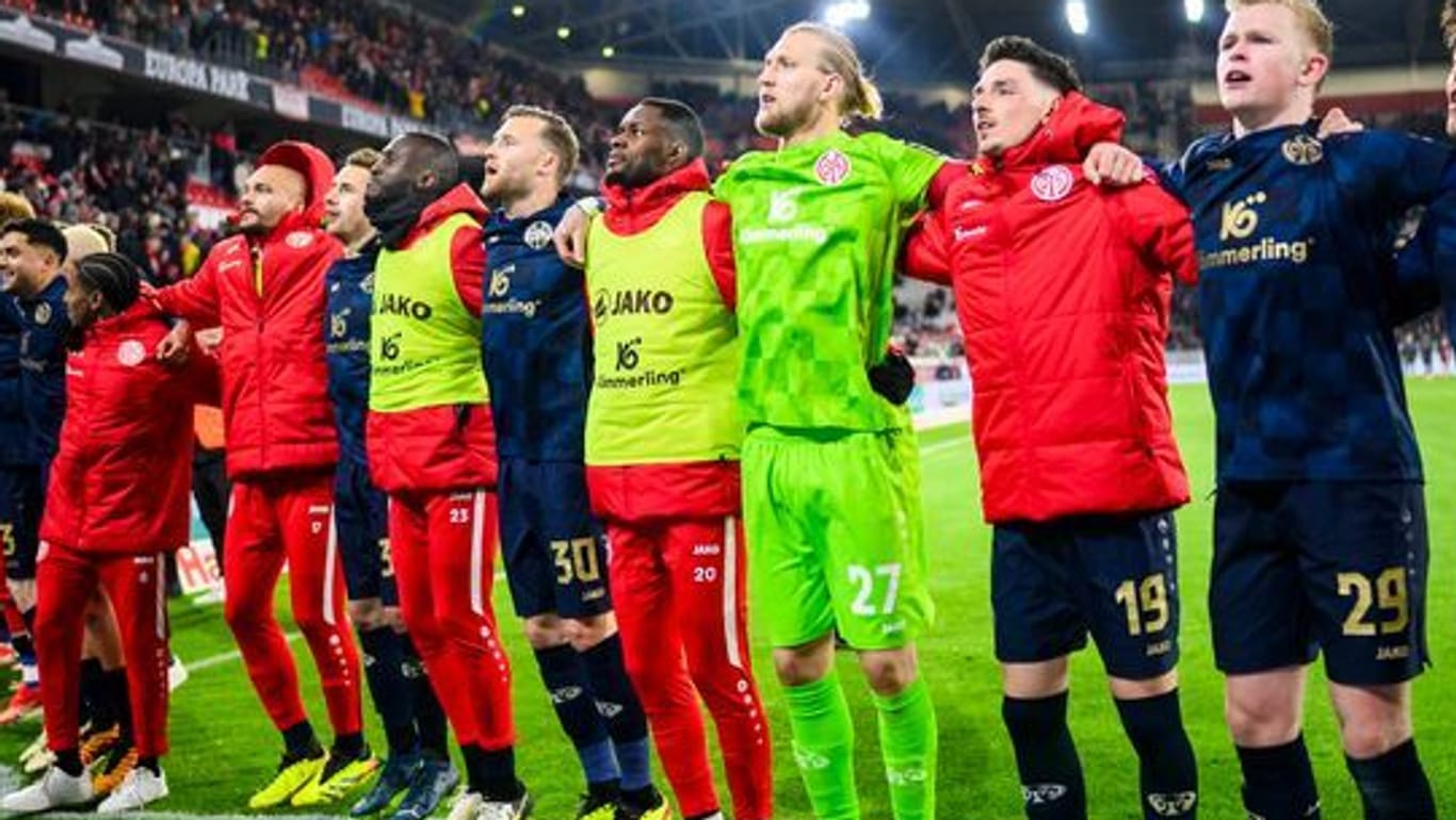 Die Mainzer Spieler bedanken sich nach dem Spiel gegen Freiburg bei den Fans für die Unterstützung.